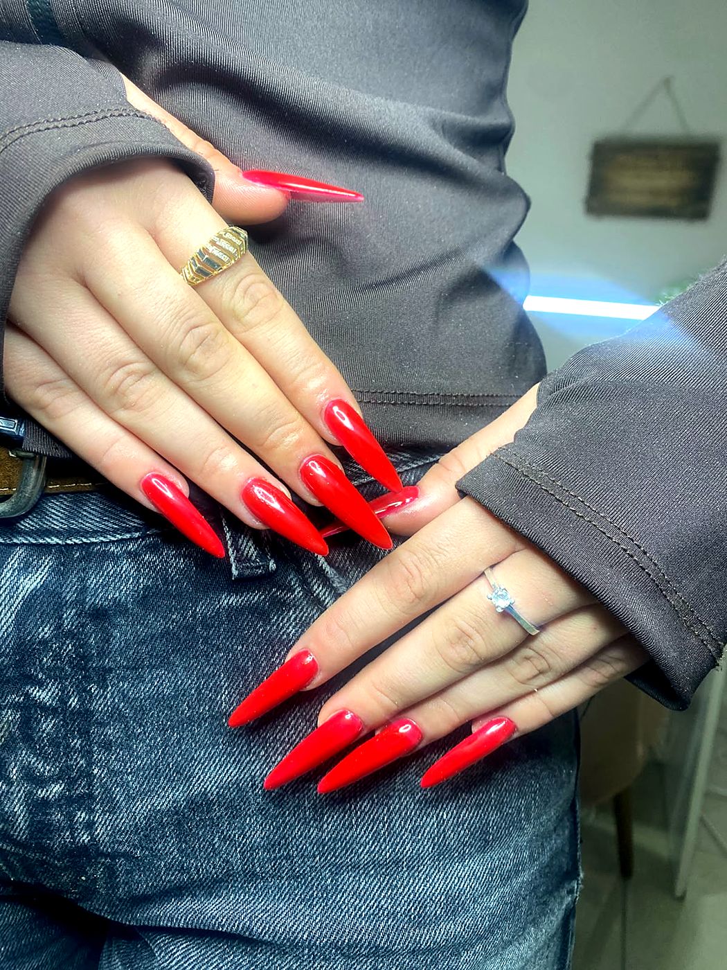 Stiletto e kuqe e gjatë – Jonida Studio, Fushë Kosovë